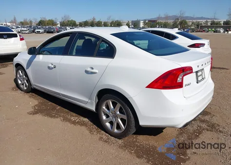 2015 Volvo S60 T5 из США, поврежденный, VIN YV140MFJ7F1343068